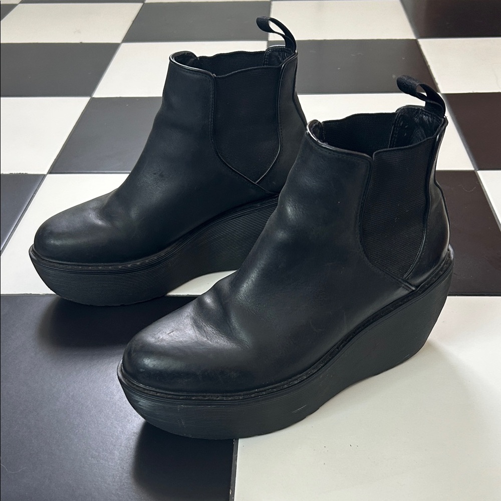 STILL AVAILABLE- Rare Dr. Martens Black Platform “Aerial Chelsea Boots” size 9